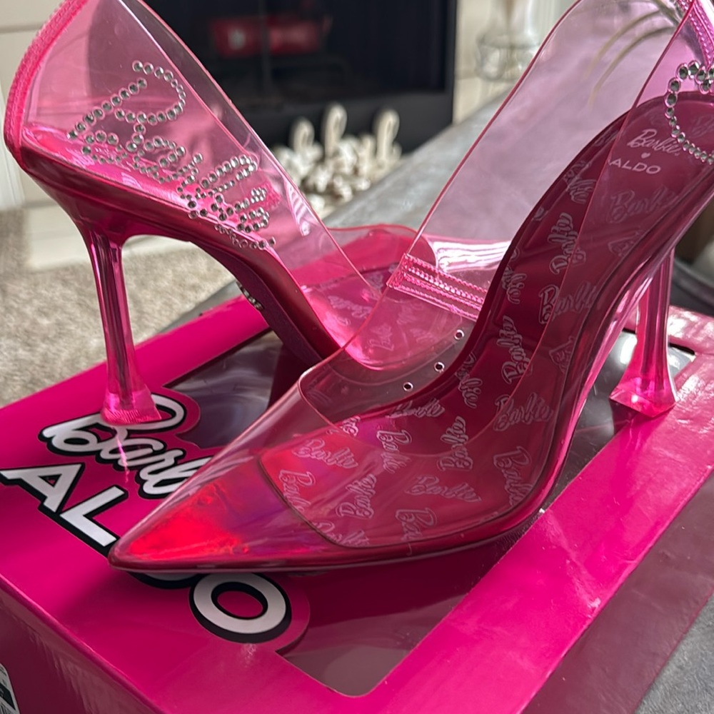 Size 9 Aldo x Barbie pink clear heels. Runs small. If you wear a 8 the 9will fit